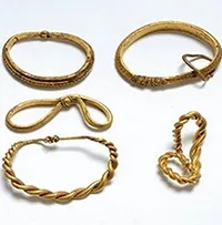 Dùng máy dò kim loại, người phụ nữ tìm thấy kho báu lớn nhất của người Viking