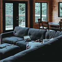 Tại sao bạn dễ ngủ trên ghế sofa và sau đó tỉnh táo trên giường?