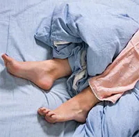 Hội chứng chân không yên: Nguyên nhân, triệu chứng và cách điều trị