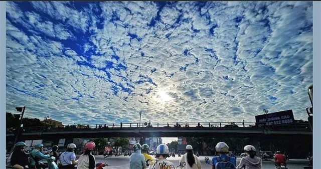 Mây vảy rồng xuất hiện trên bầu trời Hà Nội báo hiệu sắp bão và sự thật bất ngờ!