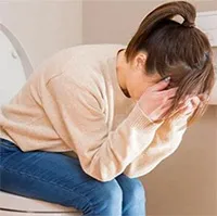 Vì sao bạn nên buộc tóc cao khi đi vệ sinh?