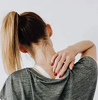 Cảm giác lưng trên nóng "như bị bỏng", rát và châm chích là bệnh gì?