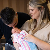 Bé gái Australia đầu tiên chào đời nhờ kỹ thuật chữa hiếm muộn từ Việt Nam