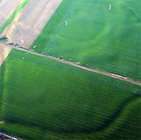 “Soi” bằng vệ tinh, 100 bóng ma 3.500 tuổi hiện ra giữa đồng