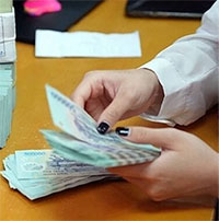 Vì sao rút tiền ngân hàng đừng rời đi ngay?