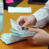 Vì sao rút tiền ngân hàng đừng rời đi ngay?