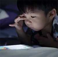 Ngày càng nhiều trẻ mắc hội chứng này do xem điện thoại, tivi quá nhiều: Bác sĩ chỉ cách phòng ngừa!