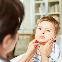 Đau họng nổi hạch ở cổ do đâu? Tình trạng này có nguy hiểm không?