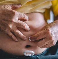 Top 4 nguyên nhân khiến rốn có mùi hôi và cách vệ sinh rốn đúng cách