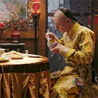 Bạc không phản ứng với thạch tín, vì sao các hoàng đế dùng kim bạc để thử độc trước khi ăn?