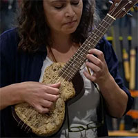 Âm thanh “kỳ lạ” của những cây đàn guitar làm bằng tổ ong và sợi nấm