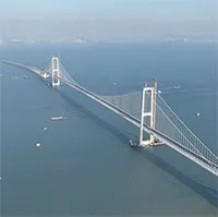 Siêu dự án cầu xuyên biển 6,7 tỷ USD lập kỷ lục thế giới lát nhựa chỉ trong 1 ngày của Trung Quốc