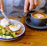 Vì sao không nên vừa ăn trứng vừa uống cà phê?