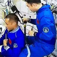 Video phi hành gia Trung Quốc cắt tóc, gội đầu trên Trạm vũ trụ Thiên Cung