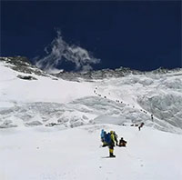 Tại sao việc leo lên đỉnh Everest phải bắt đầu lúc nửa đêm?