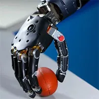 Cánh tay robot giúp người khuyết tật tự sinh hoạt