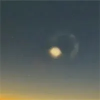 Vật thể giống UFO lao qua bầu trời Bắc Kinh