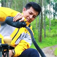Thót tim cảnh người đàn ông cho rắn uống nước