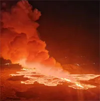 Núi lửa trên bán đảo Reykjanes của Iceland phun trào, bắn dung nham cao 80m
