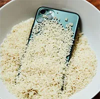 Apple chính thức cảnh báo người dùng không nên đặt iPhone ướt vào gạo