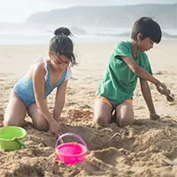 Chuyên gia cảnh báo: Khi chơi trên biển, đừng đào hố cát sâu quá 60cm