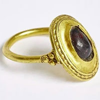 Bất ngờ khai quật được chiếc nhẫn vàng quý hiếm 1.500 tuổi