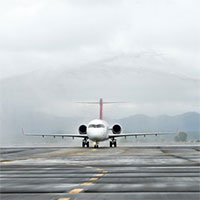 Tại sao xe cứu hỏa phun vòi rồng khi máy bay hạ cánh?