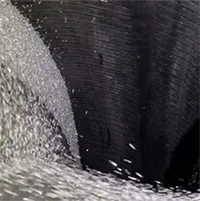 Góc quay từ bên trong này sẽ cho bạn thấy điều kỳ diệu khi bỏ "hạt cân bằng" vào lốp xe cũ