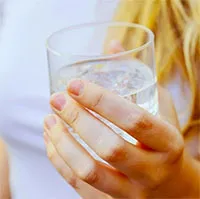 Điều gì xảy ra khi bạn súc miệng bằng nước muối?