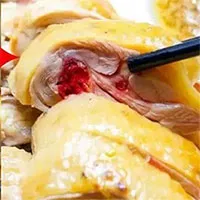 Vì sao thịt gà luộc mãi vẫn đỏ?
