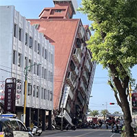 Nhà cửa nghiêng ngả, núi sạt lở trong động đất ở Đài Loan