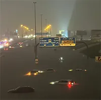 Dubai bỗng ngập lụt kinh hoàng: Siêu xe trôi nổi trên phố, máy bay "lướt trên mặt nước"