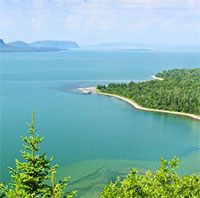 Vì sao nước trong hồ không thấm hết vào lòng đất?