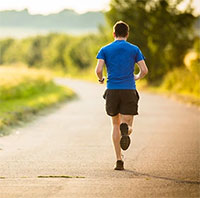 Vì sao dễ say nắng khi chạy bộ đường dài?