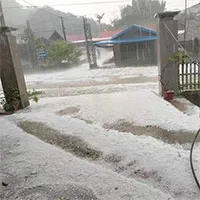 Mưa đá phủ trắng một vùng rộng lớn thuộc 3 tỉnh Tây Bắc