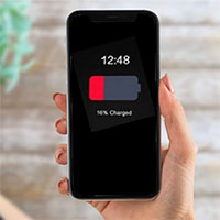 Vì sao iPhone hao pin khi để qua đêm?