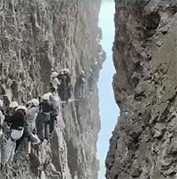 Độc lạ "tắc núi" ở Trung Quốc, du khách chôn chân giữa vách đá thẳng đứng