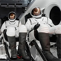 SpaceX công bố bộ đồ du hành vũ trụ mới, khác gì đồ của NASA, Roscosmos?