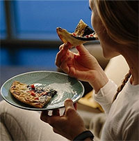 Vì sao càng ăn nhiều vào tối hôm trước, càng thấy đói vào sáng hôm sau?