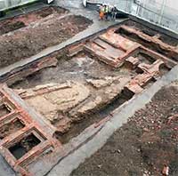 Lâu đài ngàn năm bất ngờ lộ ra dưới sân bóng rổ