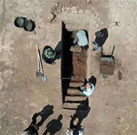 Bí ẩn cổ mộ 2.000 năm bên đường, có đôi 