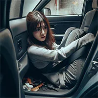 Điều gì xảy ra khi một người bị kẹt trong ô tô?