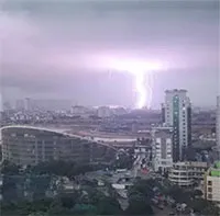 454 cú sét đánh xuống mặt đất ở Hà Nội chỉ trong 10 phút