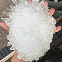 Phát hiện viên mưa đá khổng lồ gần 18cm, to hơn cả bàn tay