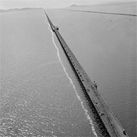 Hồ muối lớn ở Utah: Bí ẩn đằng sau hai màu nước xanh và đỏ