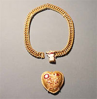 Dò kim loại trên cánh đồng, người đàn ông tìm thấy 