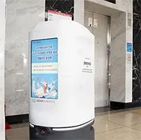 Robot công vụ Hàn Quốc lao xuống cầu thang "tự sát"