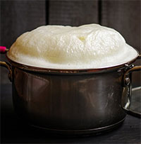 Tại sao sữa tràn ra khi đun sôi nhưng nước thì không?