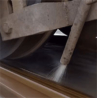 Tại sao phải phun cát xuống đường ray khi tàu đang chạy?