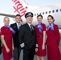 Tại sao tiếp viên của rất nhiều hãng hàng không luôn quàng khăn lụa quanh cổ khi đi máy bay?